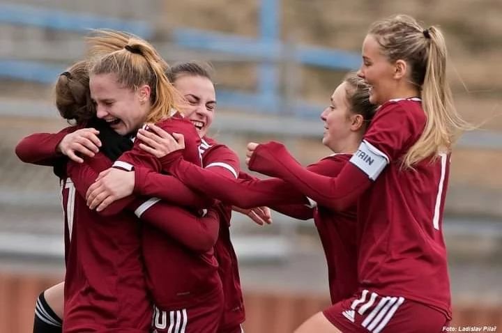 ⚽ WU18 | Dorostenky v posledním kole základní části porazily Hradec Králové 7:0. Branky: Matušková 2, Šťastná 2, Koptová, Bárková, Machálková. Mladé sparťanky jdou do nadstavby o titul z prvního místa!

#acsparta #holkytaky #zenyfotbal